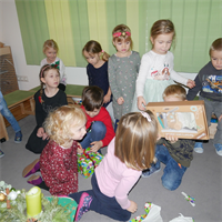 Kinder+beim+Auspacken+von+Geschenken