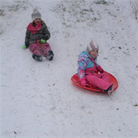 Kinder+beim+Schneeteller+fahren