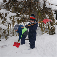 Kinder+beim+Schneeschaufeln
