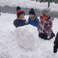 Kinder+bauen+Schneemann