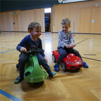 Kinder+fahren+mit+Spielzeugautos+herum