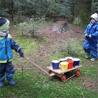 Kinder+spielen+im+Wald