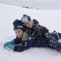 Kinder+spielen+im+Schnee