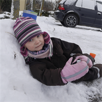 Kind+spielt+im+Schnee