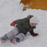 Kind+spielt+im+Schnee