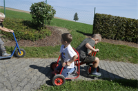 2 Jungs beim Rollerfahren