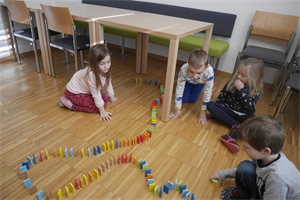 Kindergarten - Gruppe 1 - Dominowege legen [001]