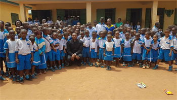 Kaplan Francis mit Schulkindern in Nigeria