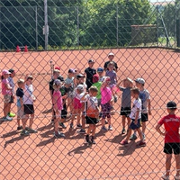 VS_Kinder_am_Tennisplatz