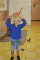 Junge beim Spielen mit Dinosaurier